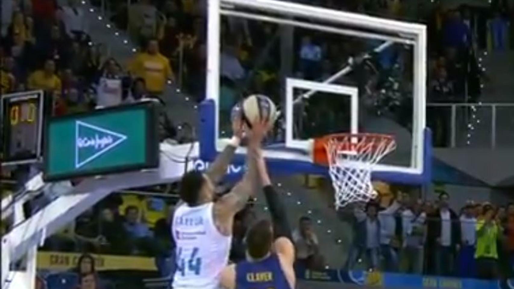 Momento del contacto entre Claver y Taylor.