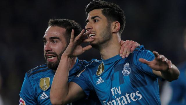 Marco Asensio celebra con Carvajal su segundo gol al Betis en el Villamarín.