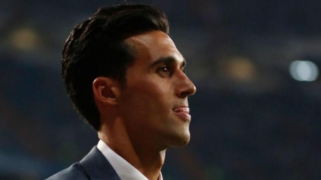 Arbeloa mira emocionado a la grada en su vuelta al Bernabéu. Foto: Pedro Rodríguez / El Bernabéu