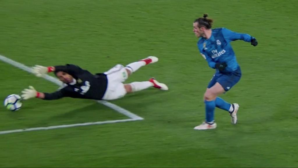 Gareth Bale lanzando a puerta