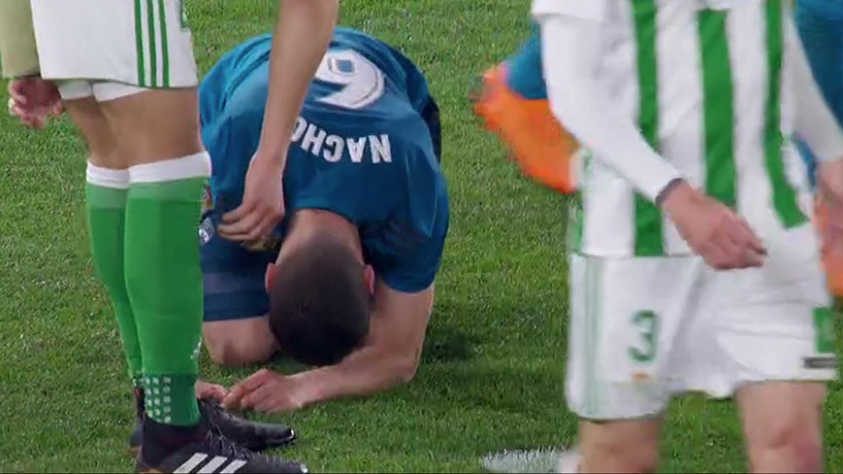 Nacho tendido en el suelo tras el partido