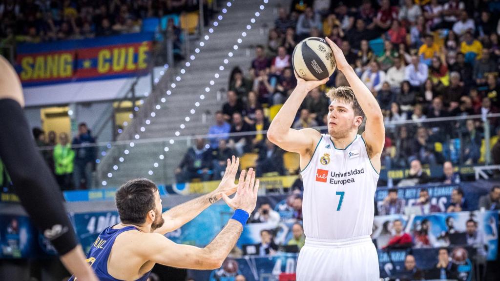 Doncic apenas destacó ante el Barça.