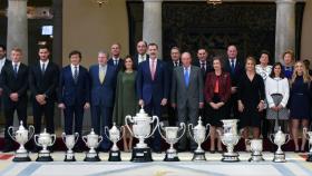 Todos los galardonados en los Premios Nacionales del Deporte 2016 posan con los Reyes de España al final de la gala. / Foto: CSD