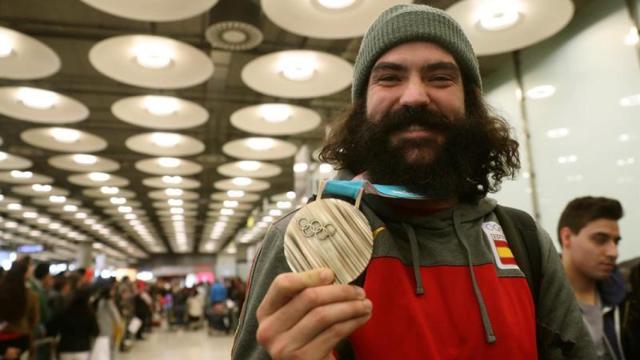 Regino Hernández enseña su medalla de oro en Barajas.