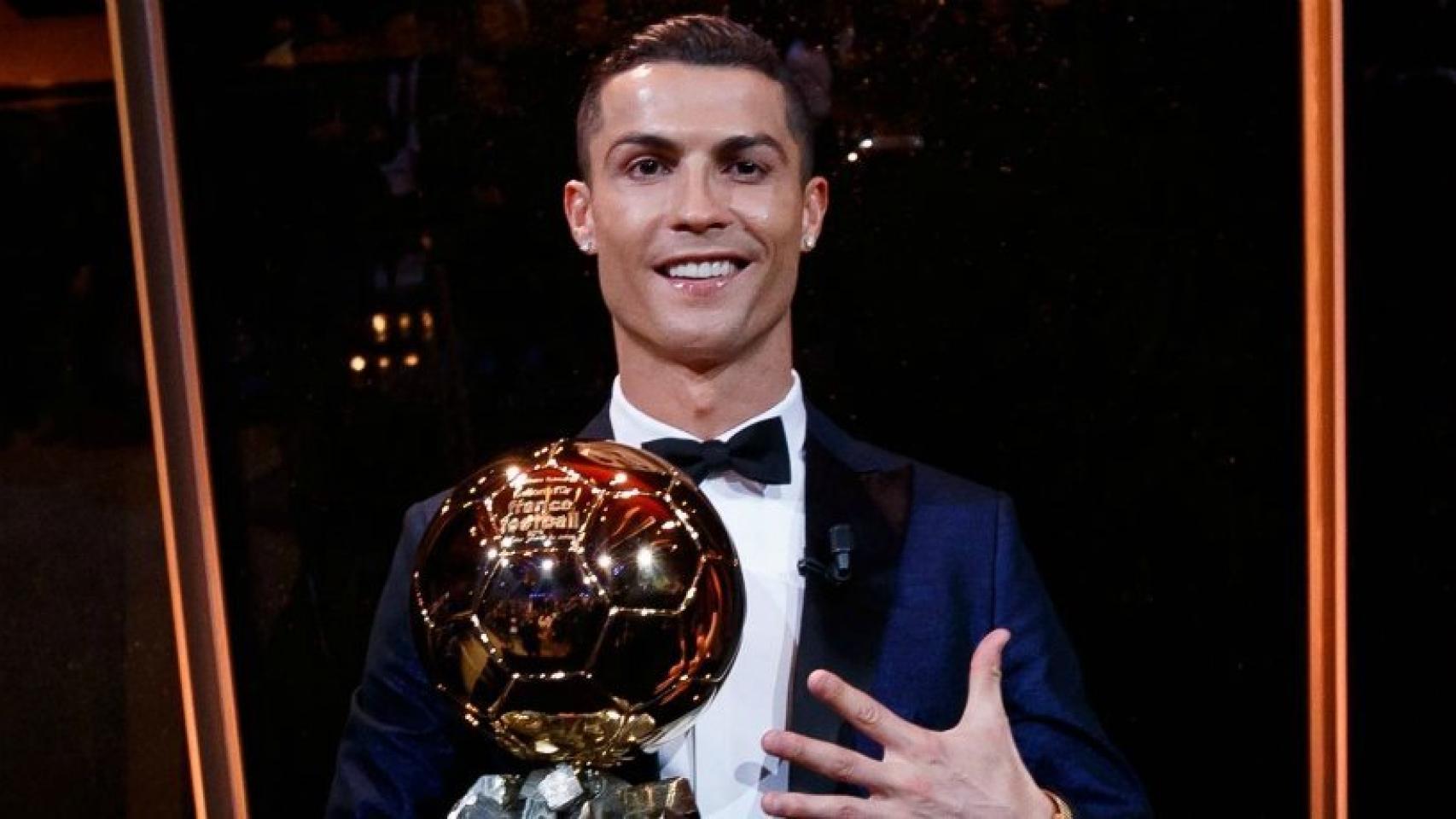 Cristiano posa con el Balón de Oro