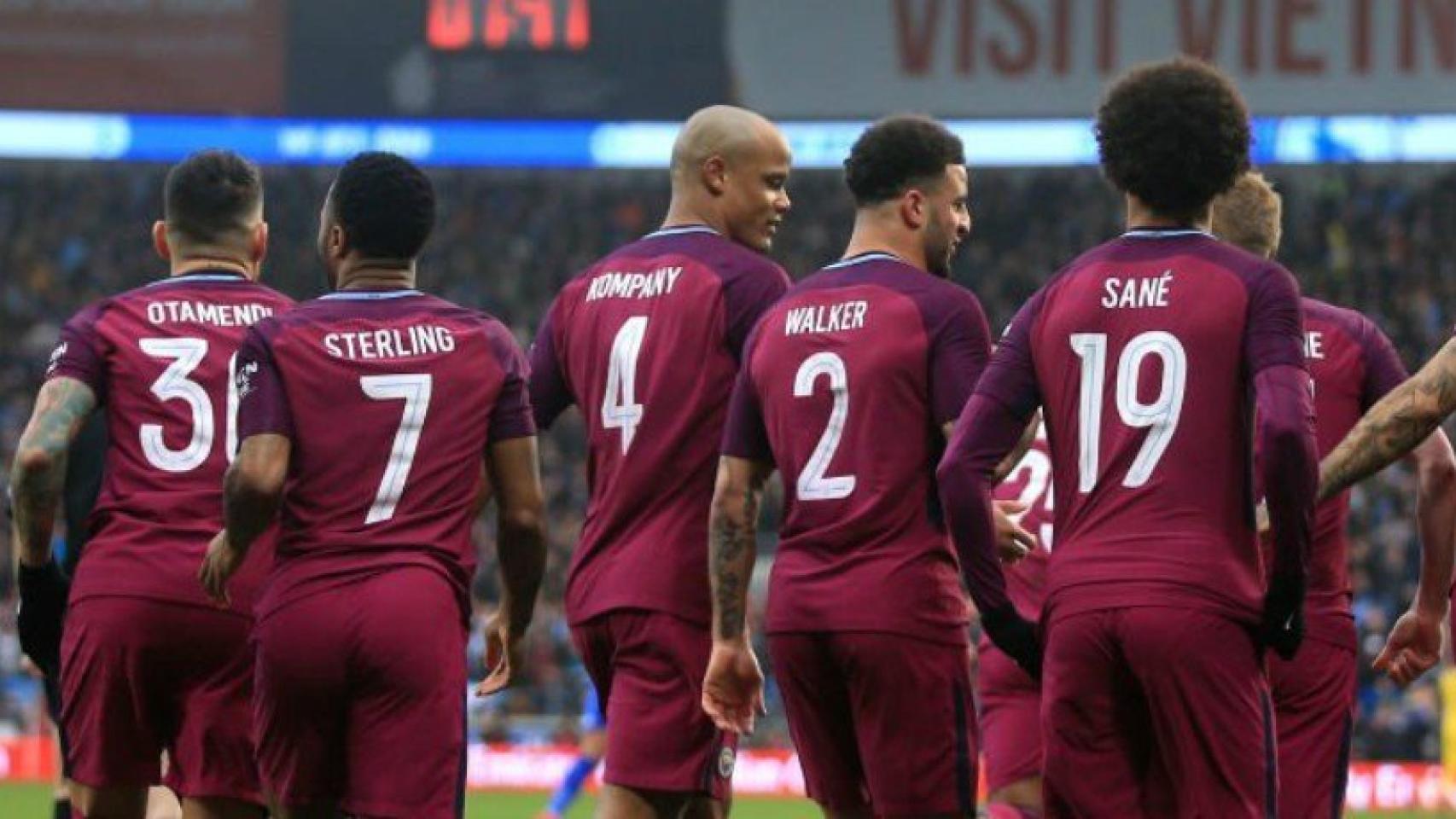 Jugadores del Manchester City durante un partido de fútbol. Imagen: Twitter (@ManCity)