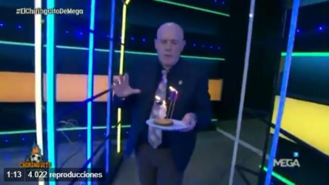 Alfredo Duro entra al plató de El Chiringuito con un pastel. Foto: Twitter (@elchiringuitotv)