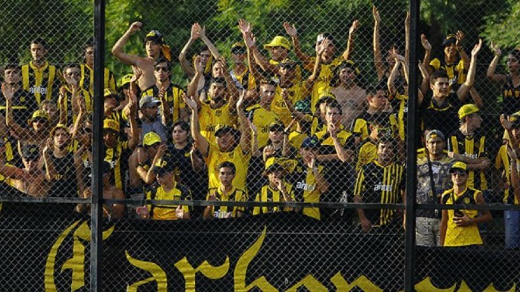 Afición del Peñarol. Twitter: (@oficialCAP)