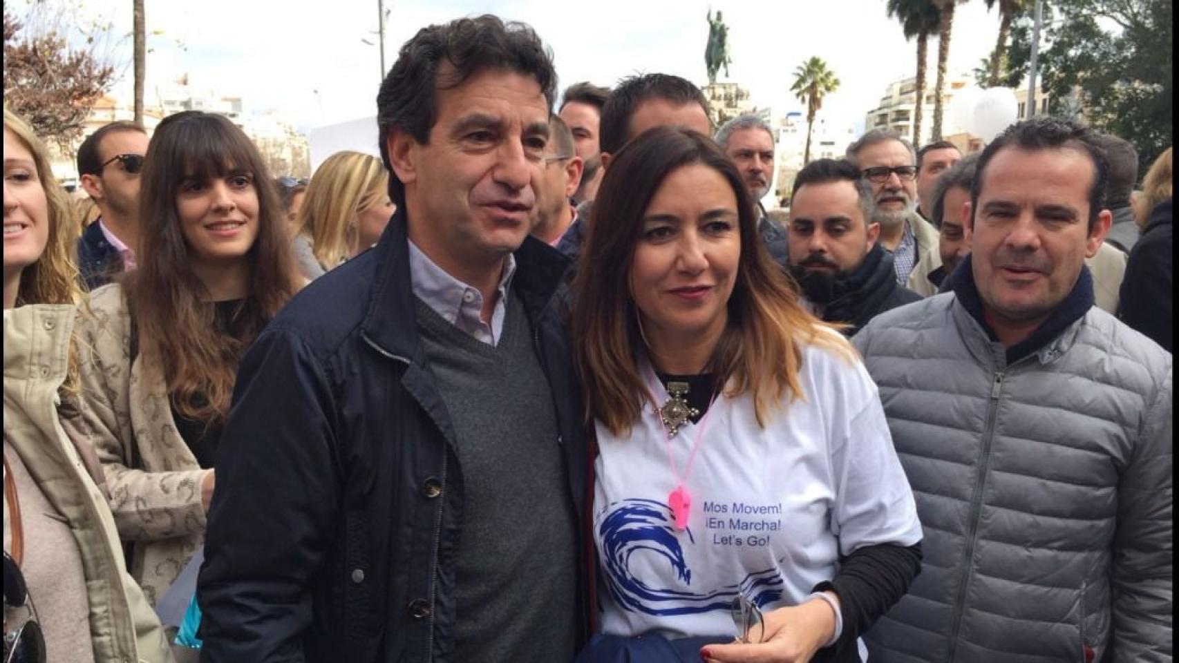 Biel Company, del PP, junto a Úrsula Mascaró en la manifestación de este domingo en Palma.