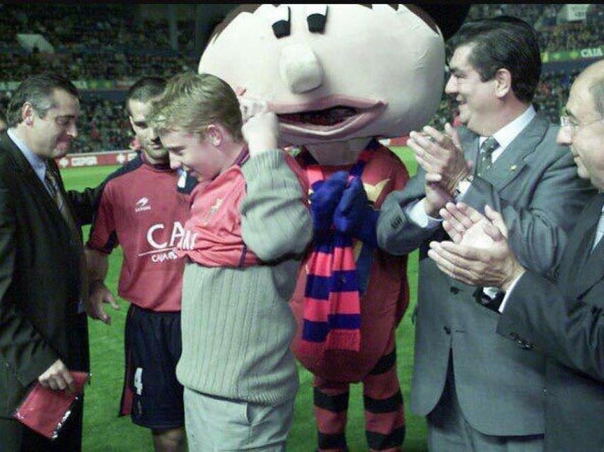 Robinson, en el Sadar, durante su homenaje. Mientras, su hijo se pone la camiseta de Osasuna.