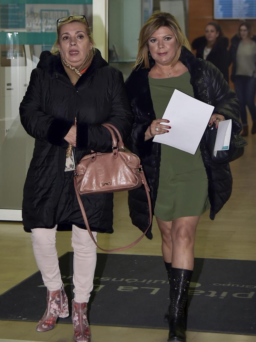 Carmen Borrego y Terelu, saliendo del hospital. visiblemente preocupadas.