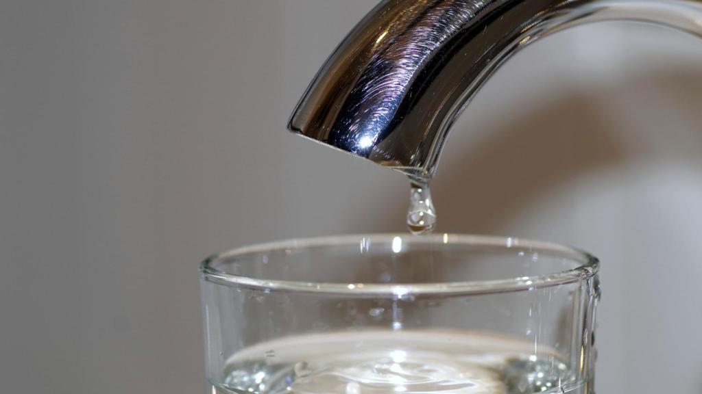 Los pequeños gestos en casa también ayudan a ahorrar agua.