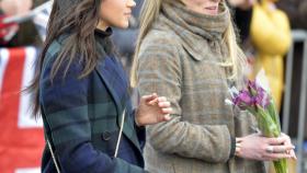 Meghan Markle junto a Amy Pickerill.