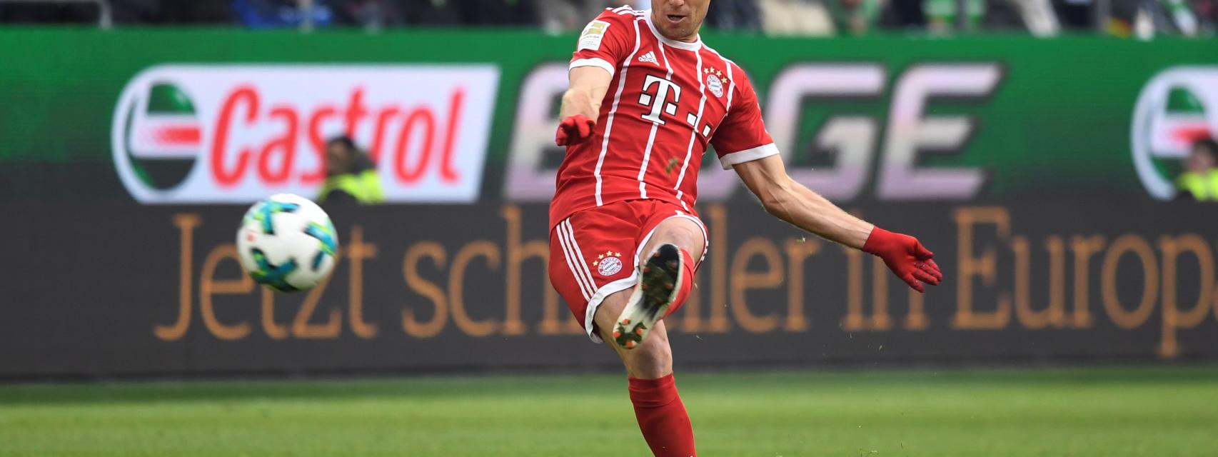 Robben en pleno lanzamiento de falta.