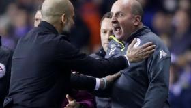 Guardiola discute con Paul Cook.