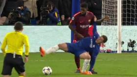 Umtiti, posible penalti con Hazard