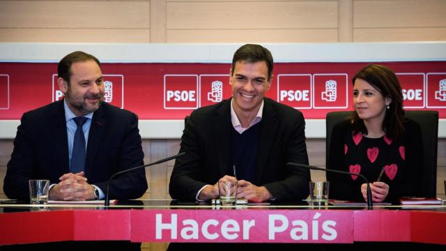 Sánchez, entre Ábalos, secretario de Organización, y Lastra, vicesecretaria general del PSOE, en imagen de archivo