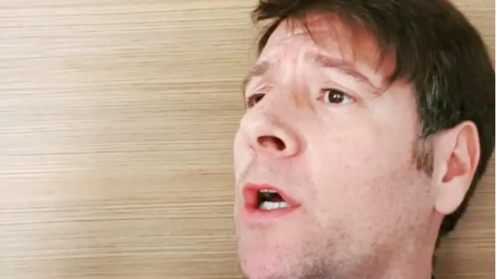 Carlos Latre interpretando su peculiar versión del himno.