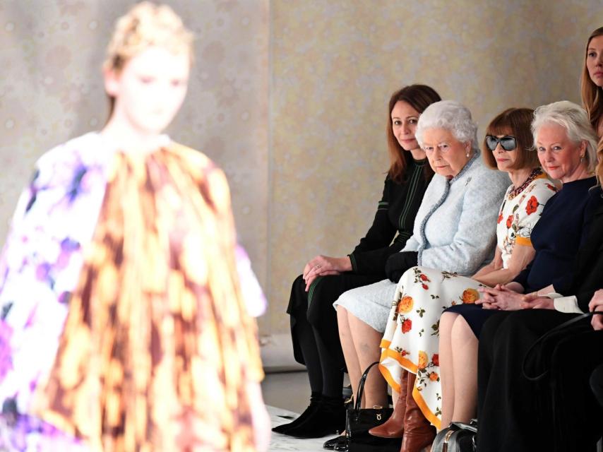 La reina Isabel II durante el desfile.