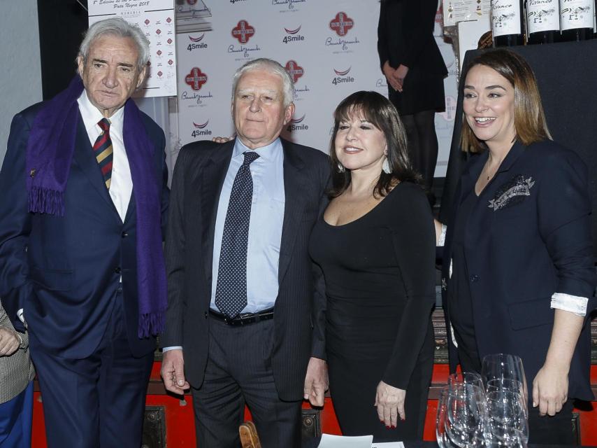 Luis del Olmo, Paolo Vasile, Loles León y Toñi Moreno en los premios Pata Negra. Gtres.