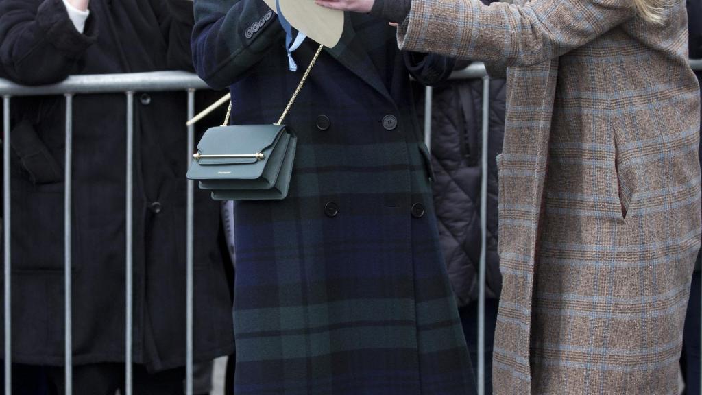 Meghan y Amy Pickerill hablan sobre uno de los regalos.