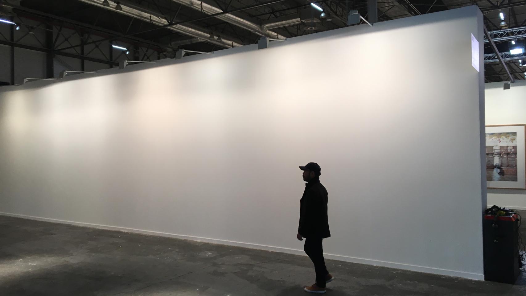 La pared en blanco, donde colgaba el mural de Santiago Sierra, en ARCO.