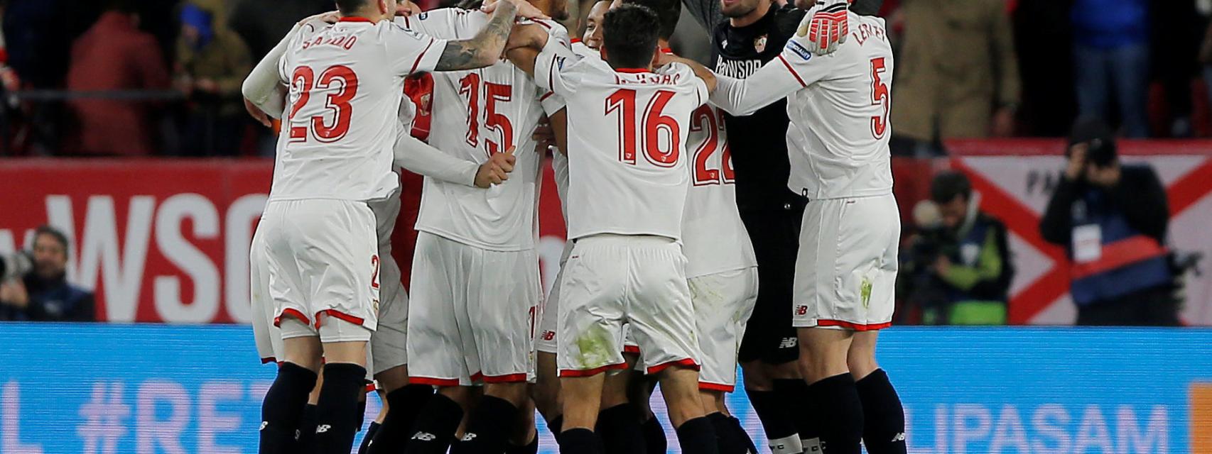 Los jugadores del Sevilla celebran un gol.