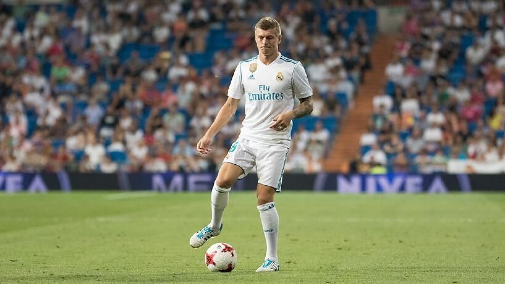 Kroos tocando el balón. Foto: Pedro Rodríguez / El Bernabéu