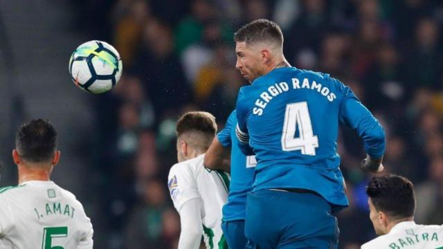 Ramos remata de cabeza en el Benito Villamarín