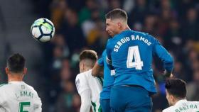 Ramos remata de cabeza en el Benito Villamarín