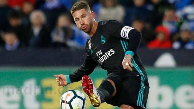 Sergio Ramos lanza el balón