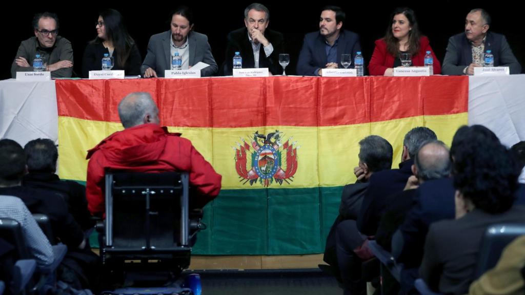 José Luis Rodríguez Zapatero (c), el líder de Podemos Pablo Iglesias (3i) y el líder de Izquierda Unida Alberto Garzón (3d), entre otros, durante un acto de apoyo a Evo Morales.