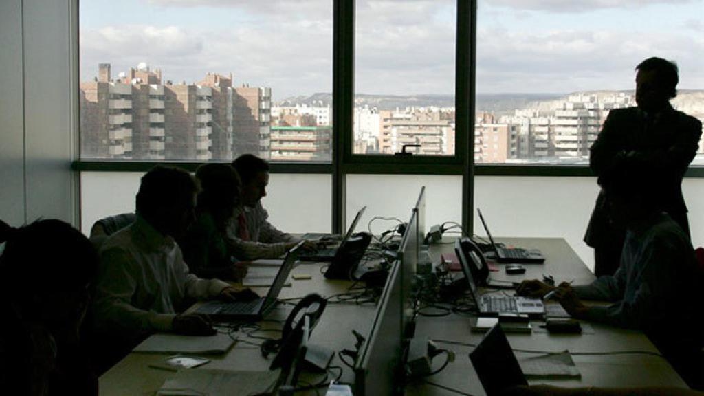 Un grupo de trabajadores en una oficina.