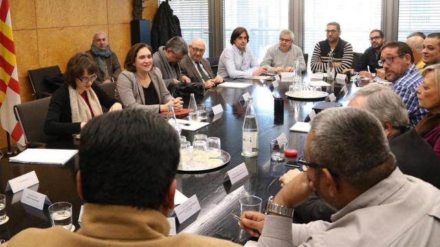 Ada Colau, alcaldesa de Barcelona, durante una reunión con los representantes de los taxistas en Barcelona.