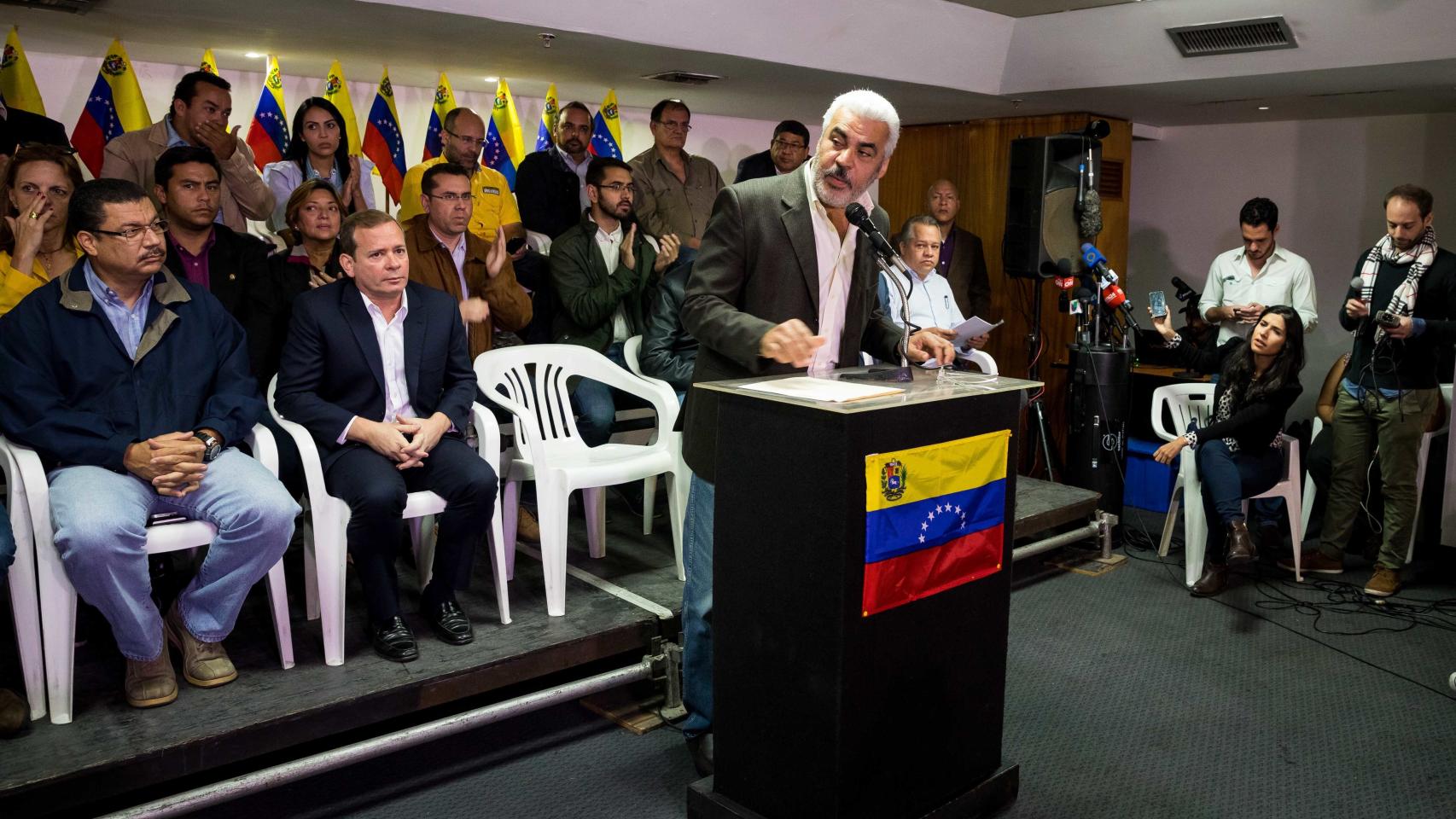 El coordinador político de la Mesa de Unidad Democrática (MUD), Ángel Oropeza, en rueda de prensa.