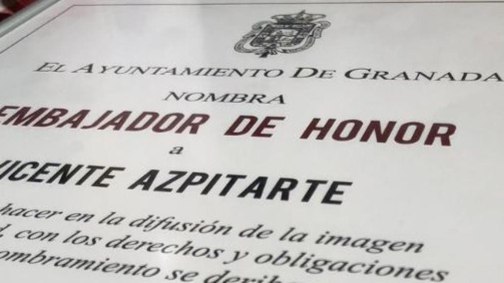 El diploma que acredita al periodista como Embajador de Honor de Granada