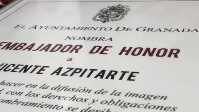 El diploma que acredita al periodista como Embajador de Honor de Granada