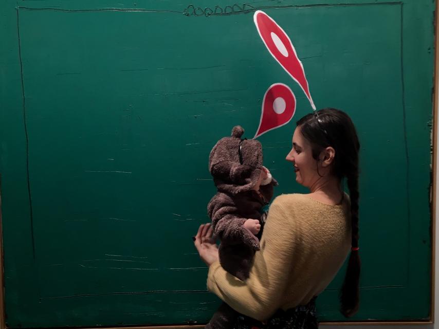 Una de las artistas en la marcha de las mujeres localizadas de ARCO, con su hija.