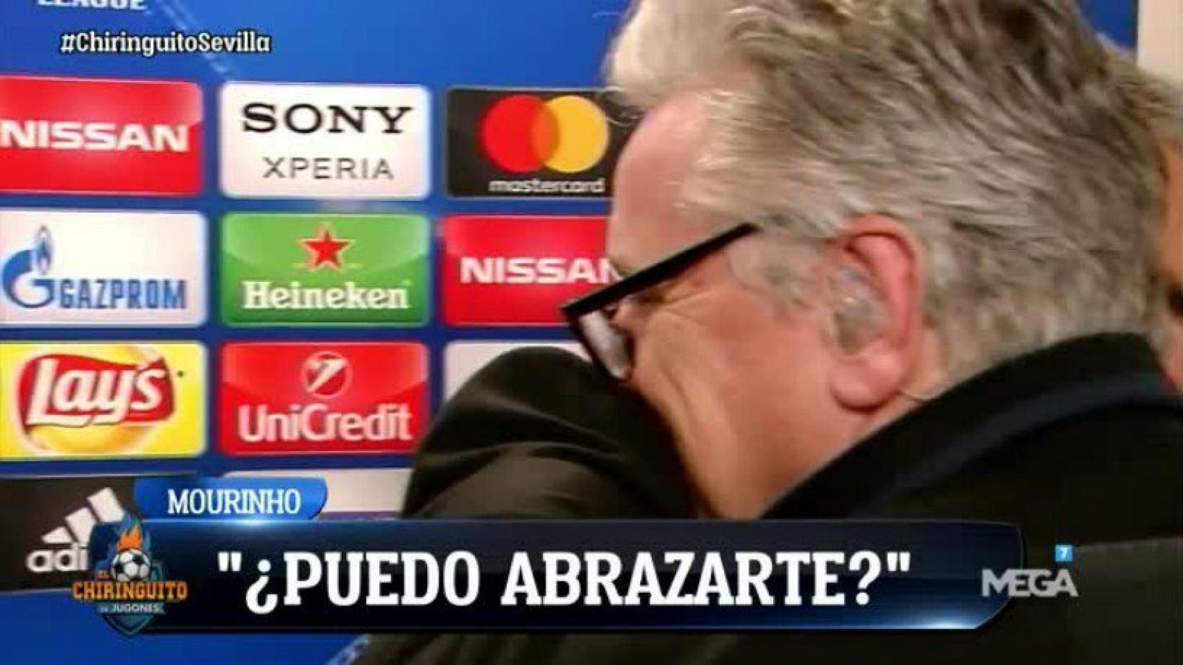 Mourinho abraza a un periodista. Foto: Twitter (@elchiringuitotv)