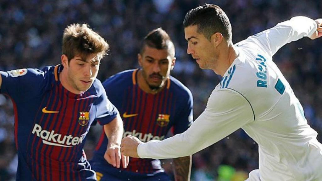 Cristiano, yéndose de los rivales del Barcelona