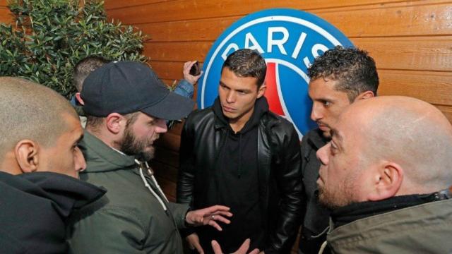 Los ultra del PSG visitan al equipo. Foto. Twitter (@PSG_inside)