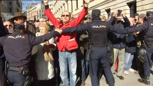 Miles de pensionistas saltan el cordón policial y bloquean las puertas del Congreso