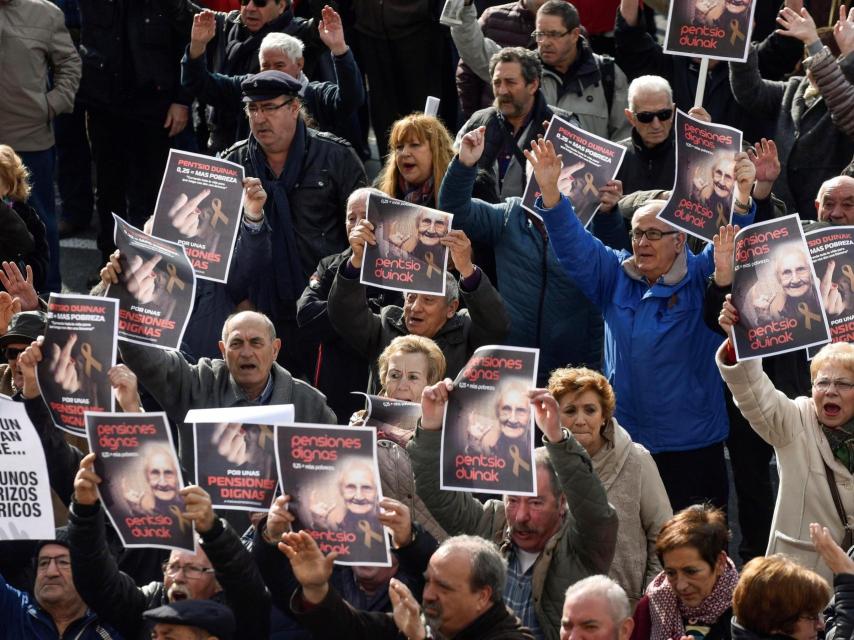 Pensionistas manifestándose en la puerta del Sol de Madrid.