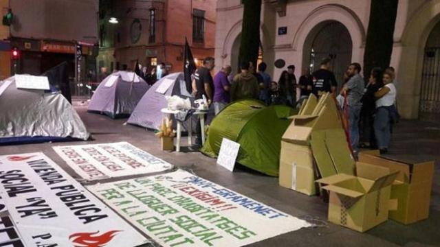 Acampada ante el Ayuntamiento de Badalona para reclamar vivienda digna.