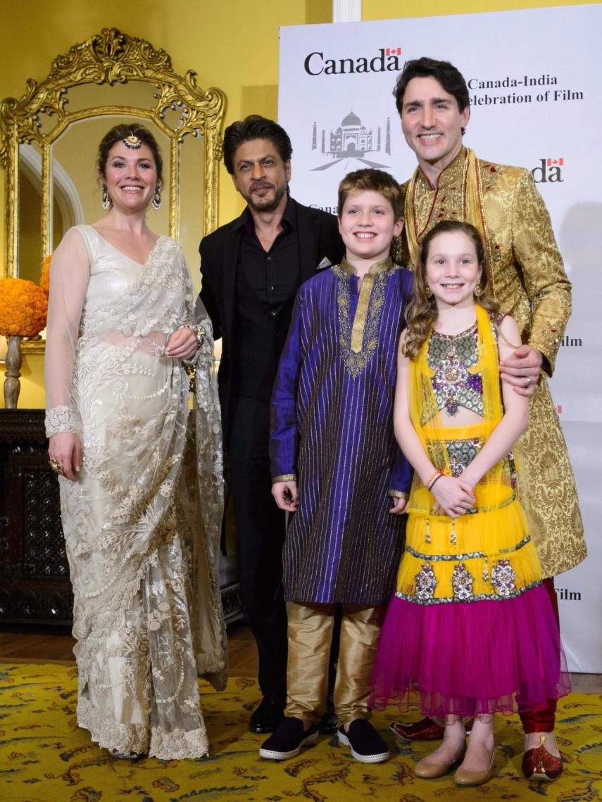 Los Trudeau, con uno de los modelitos hindú.