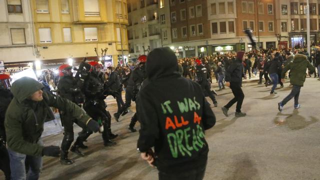 Momentos de las cargas policiales ante ultras en los aledaños de San Mamés.