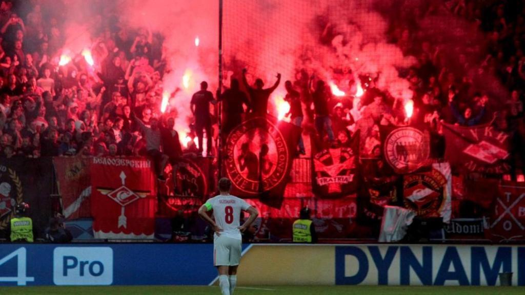 Ultras rusos en un partido ante la mirada de un futbolista.