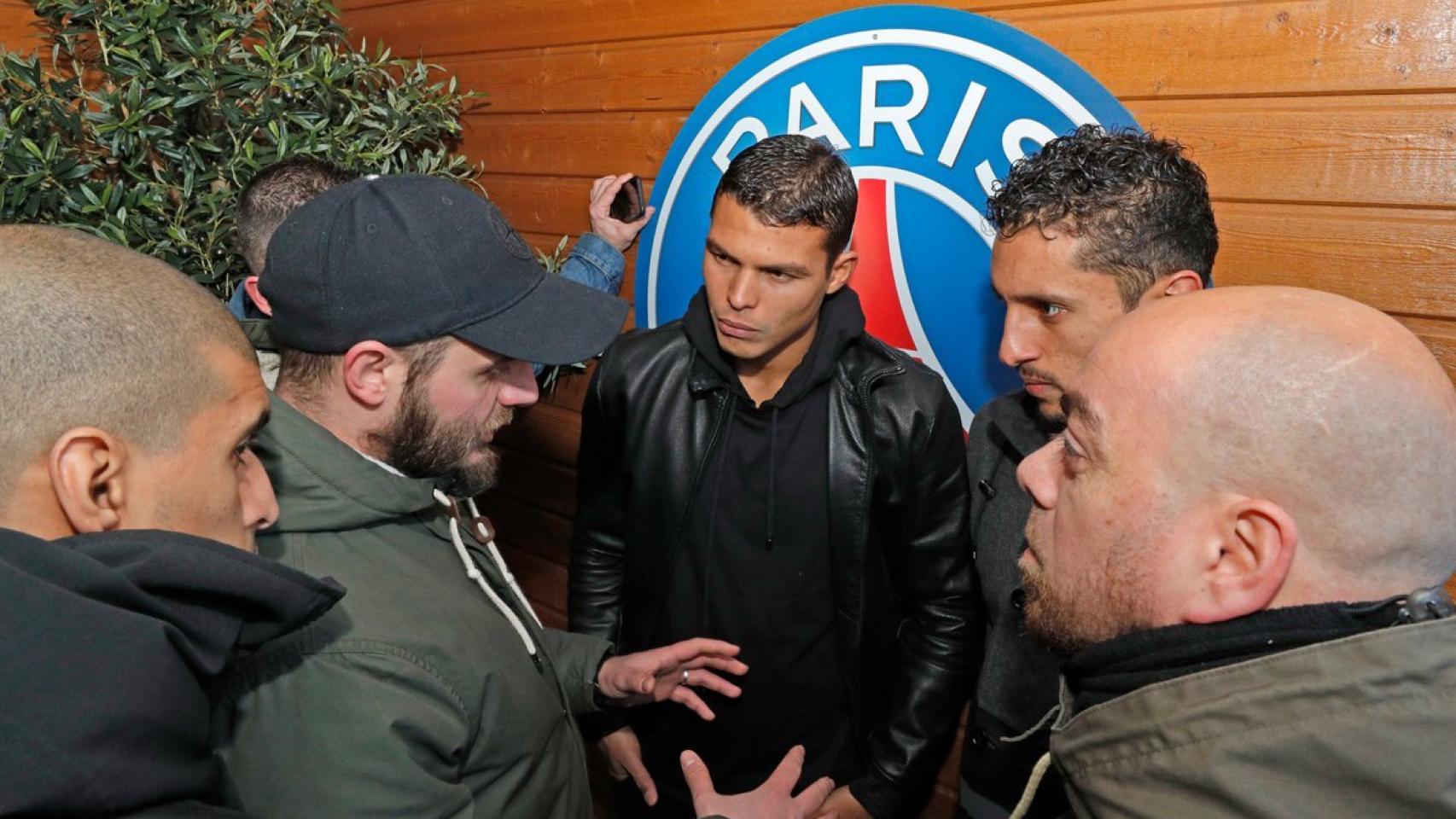 Thiago Silva, capitán del PSG, junto a algunos ultras del equipo francés.