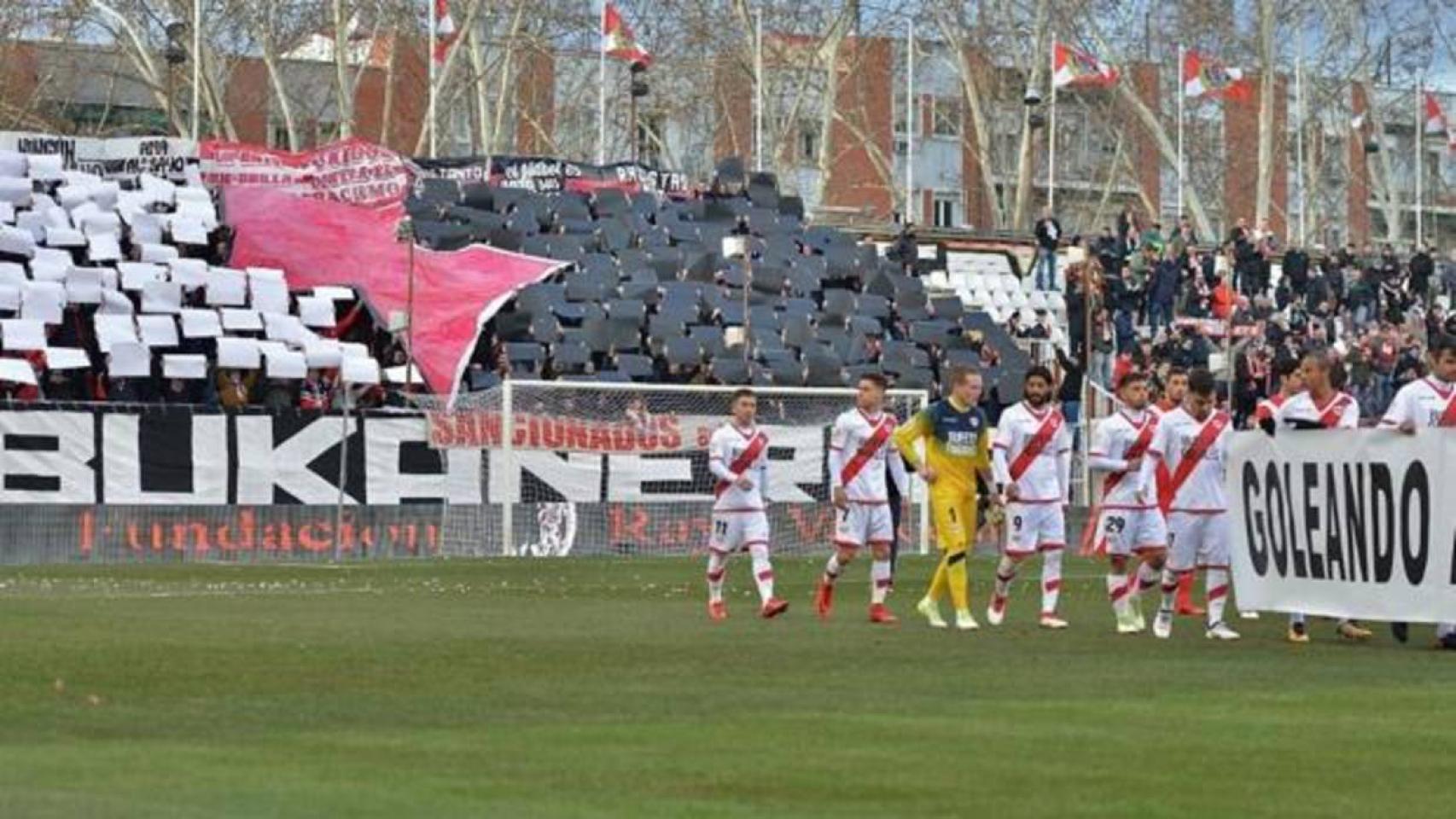 El tifo contra el racismo por el que han sancionado al Rayo Vallecano.