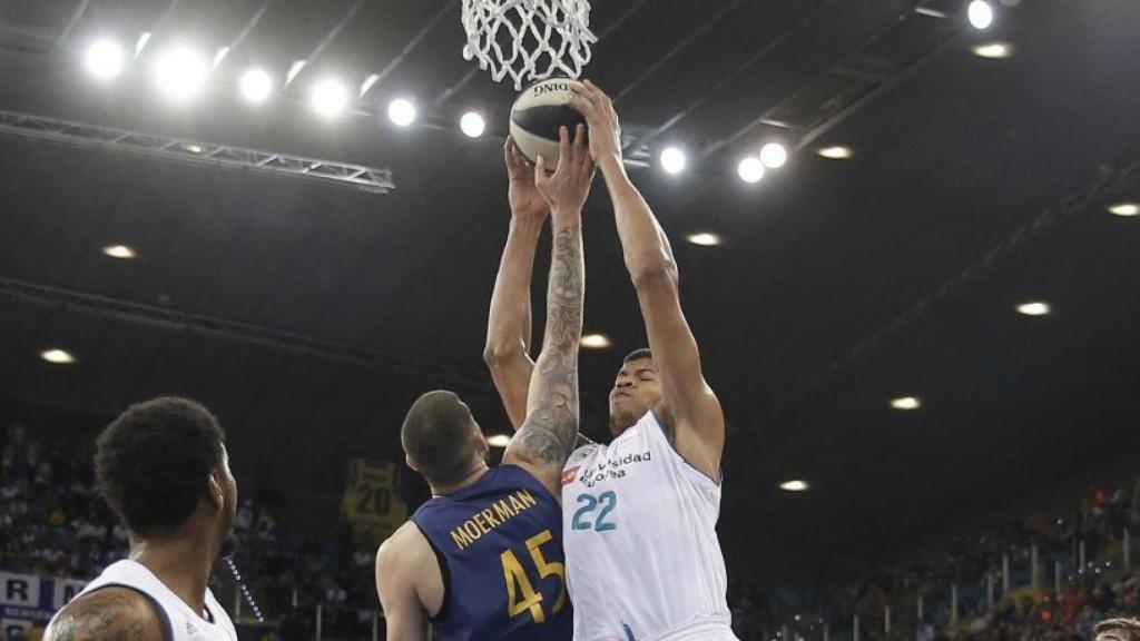 Tavares y Moerman, en el Real Madrid - Barcelona Lassa. Foto: ACBMedia